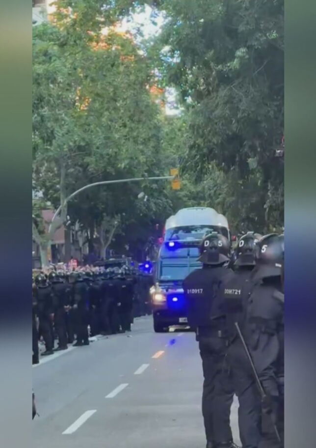 Disintegrato il pullman del Real Madrid: il video da dentro fa paura