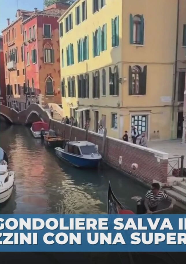 Giocata di classe a Venezia, gondoliere salva il pallone ai ragazzini.