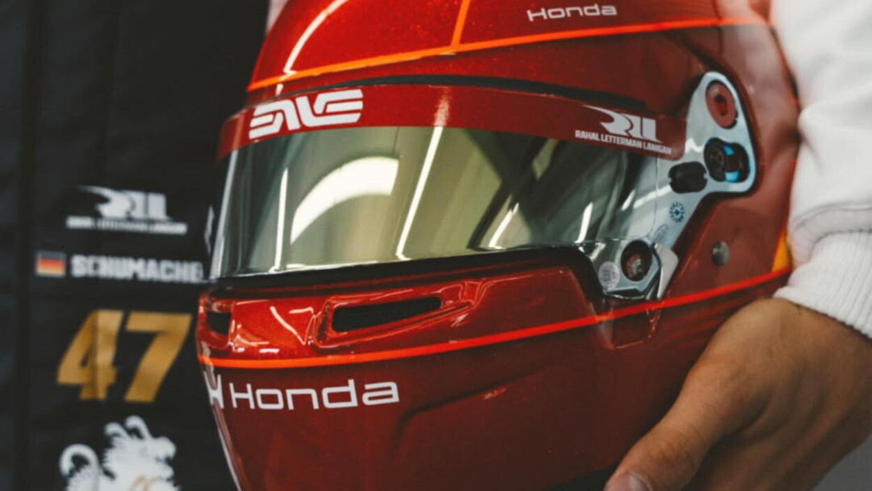 Mick Schumacher rende omaggio a papà Michael in pista