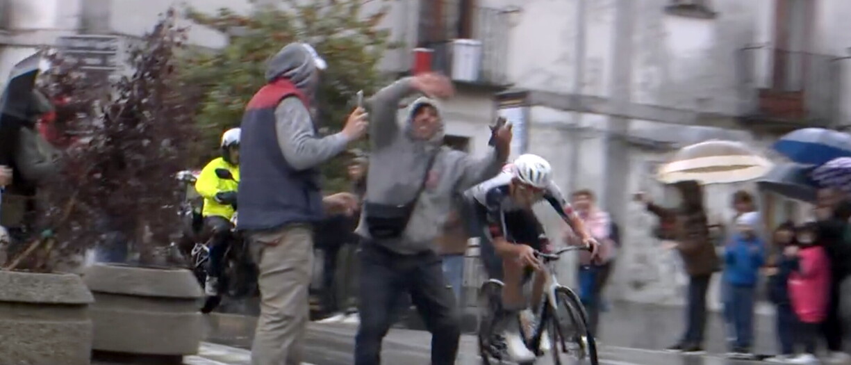 Giro d'Italia, tifoso invade la strada sotto la pioggia: Arrieta evita l’impatto in extremis