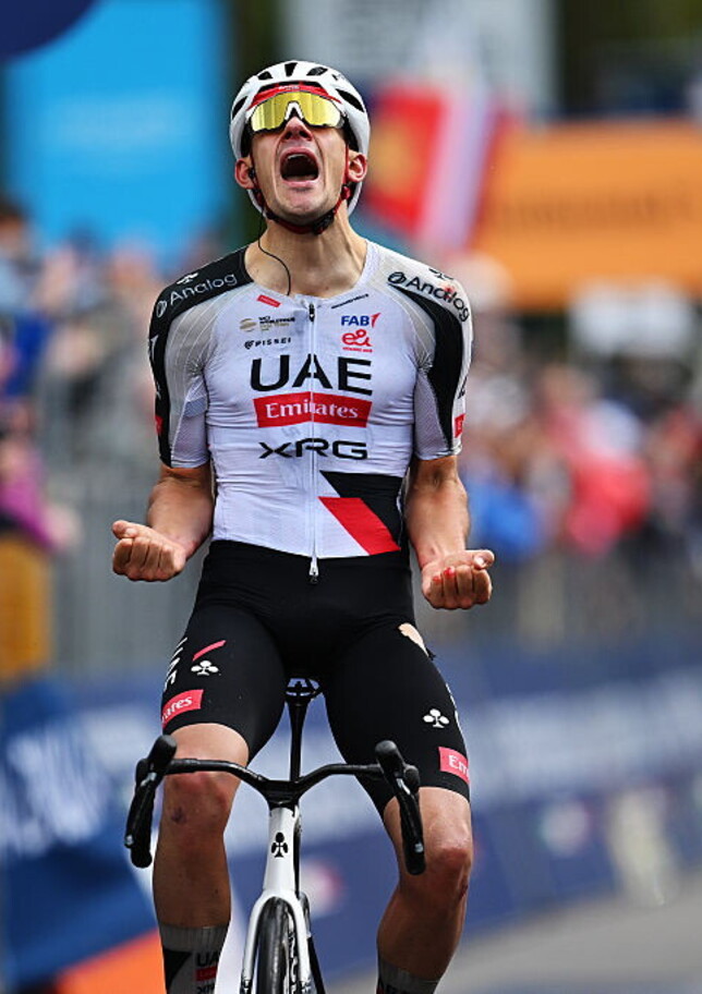 Pioggia, fuga, errori e cadute: che duello al Giro! Arrieta rimonta e vince, Eulalio maglia rosa