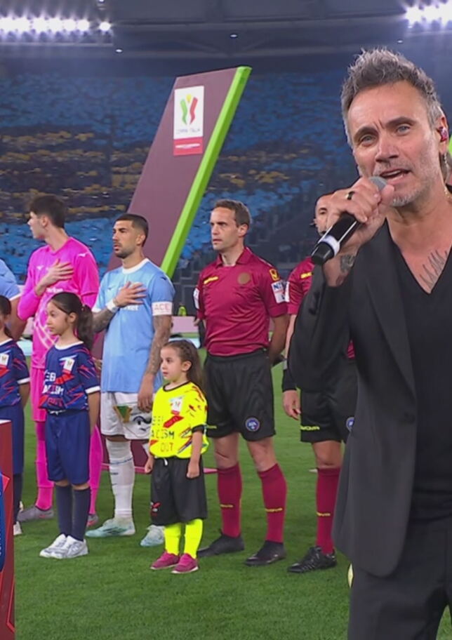 Nek canta l'Inno di Mameli prima della finale di Coppa Italia