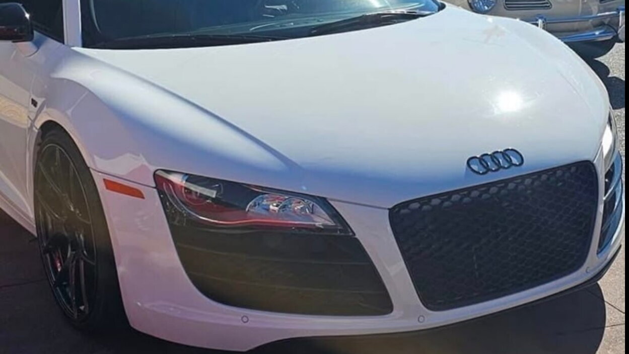 Scambia la sua supercar con delle carte Pokémon