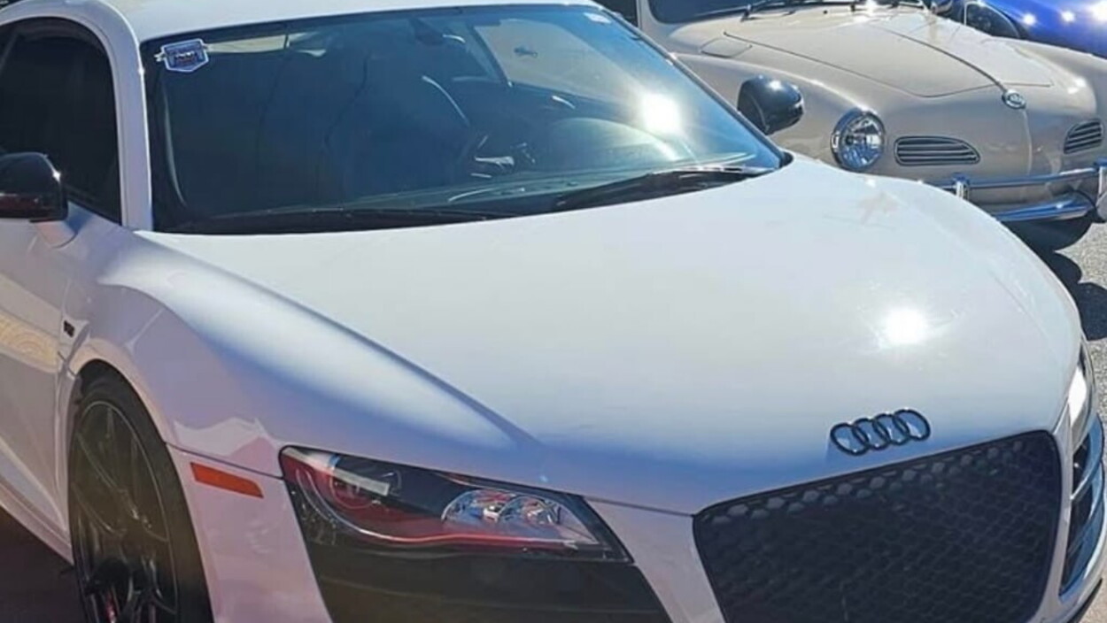 Scambia una supercar con delle carte Pokémon