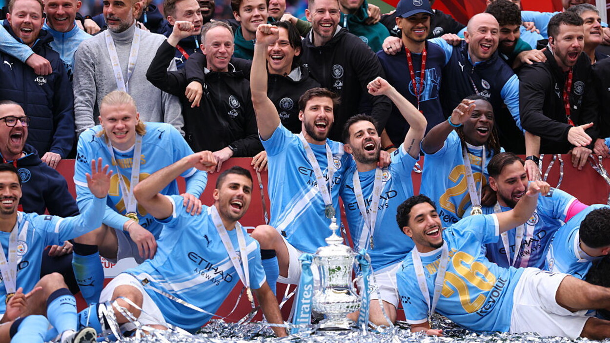 Pep saluta Bernardo, gli Oasis e la festa con le Women: tripudio City a Wembley LE FOTO