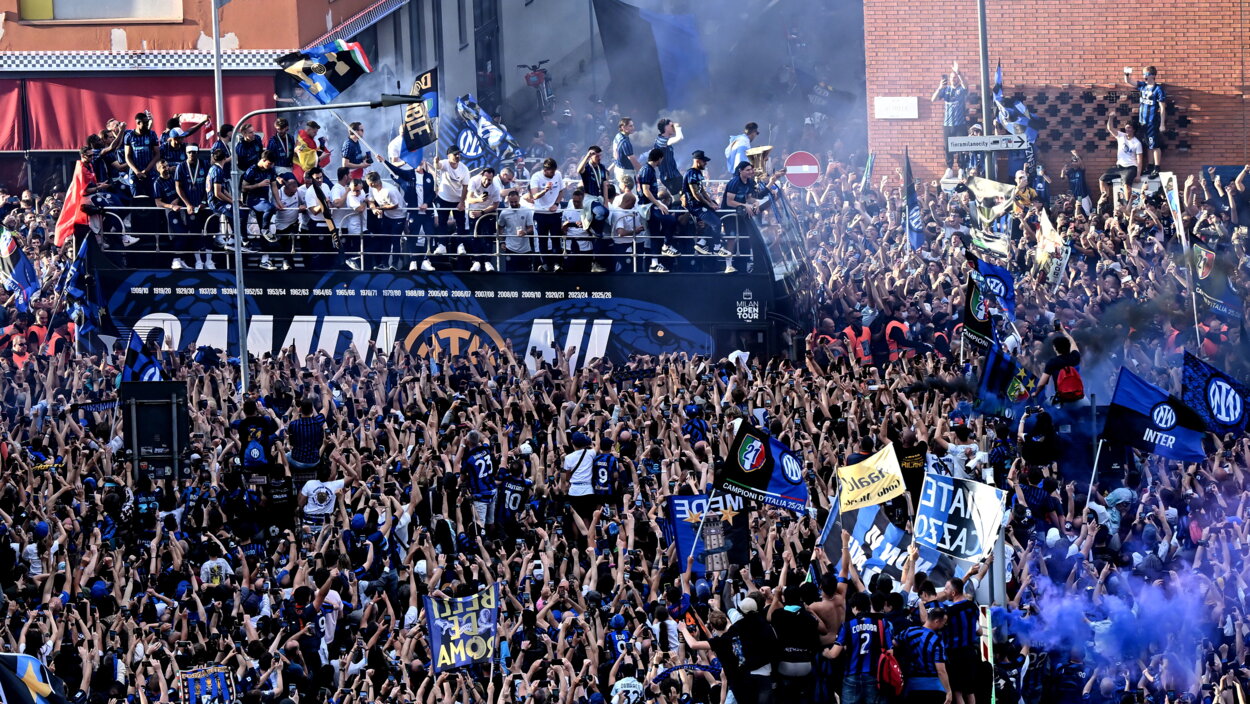Il bus dell'Inter attraversa Milano tra ali di folla nerazzurre