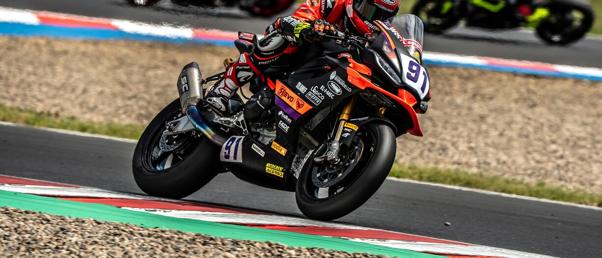 Superbike, prima vittoria di Aprilia nel Mondiale Sportbike