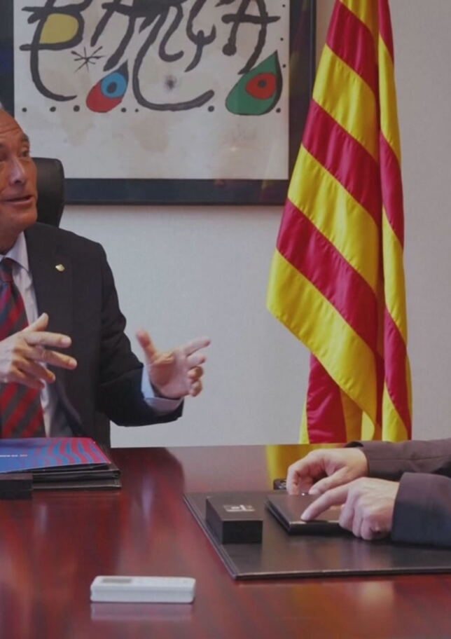 Firma, stretta di mano e foto di rito. Il rinnovo di Flick col Barça