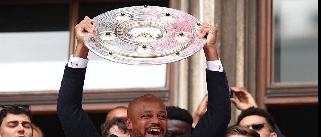 Festa Bayern Monaco, Kompany si dimentica il trofeo a casa: glielo riporta la... polizia