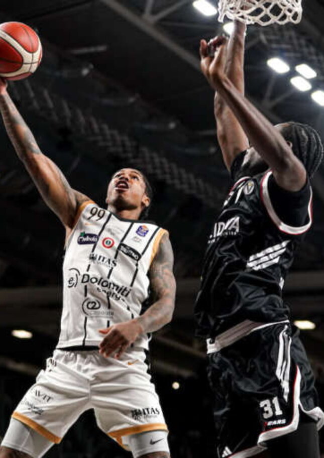 Colpo a Bologna di Trento che pareggia la serie con la Virtus, Venezia allunga su Tortona