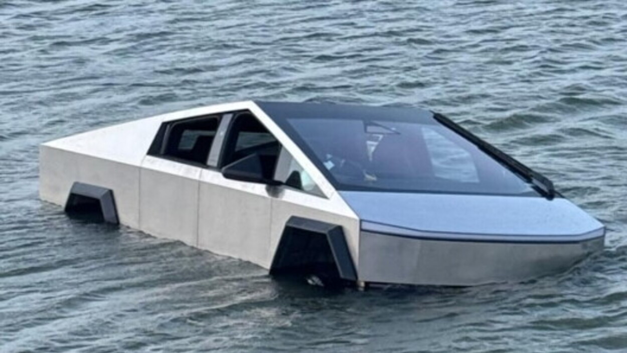 Il Tesla Cybertruck diventa un anfibio, e affonda