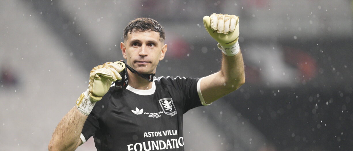 Europa League, Dibu Martinez eroico: campione con un dito rotto. E per il Mondiale...