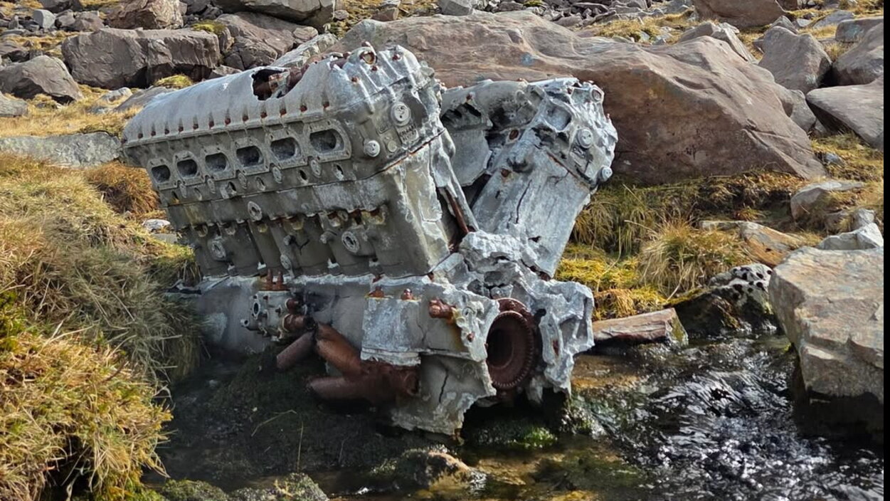 Un ragazzo trova un motore V12 in montagna