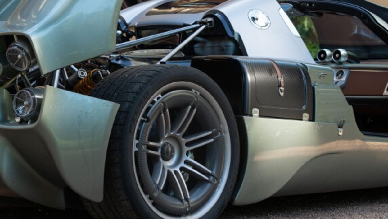 La Pagani Utopia Roadster viaggia con ruote "intelligenti"
