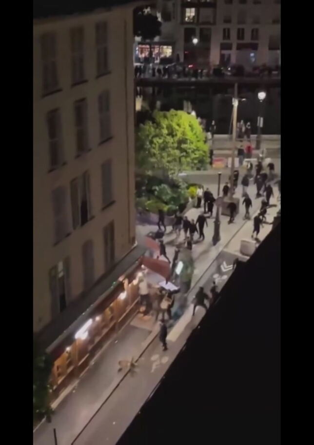 Follia nelle strade di Parigi, guerriglia urbana tra ultras