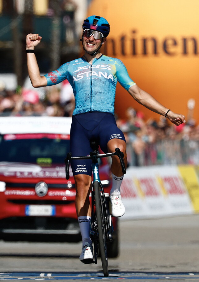 Giro d'Italia, superlativo Alberto Bettiol: vittoria in solitaria a Verbania nella 13ª tappa. Eulalio sempre in rosa