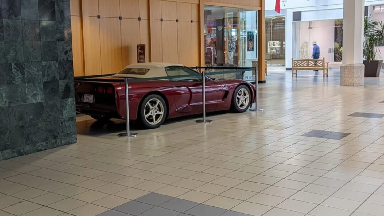 La Corvette intrappolata in un centro commerciale