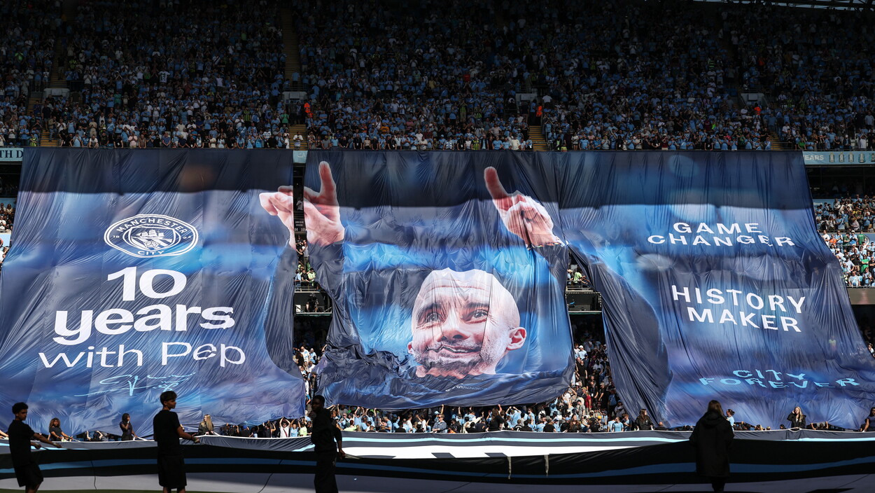 L'omaggio dei tifosi del City nell'ultima in casa di Guardiola