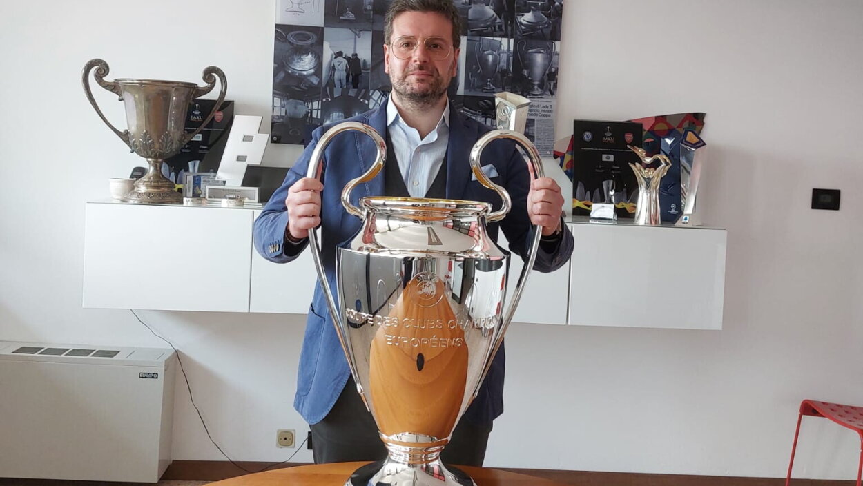 Le finali di Champions e Conference League parlano anche italiano: merito dei trofei...
