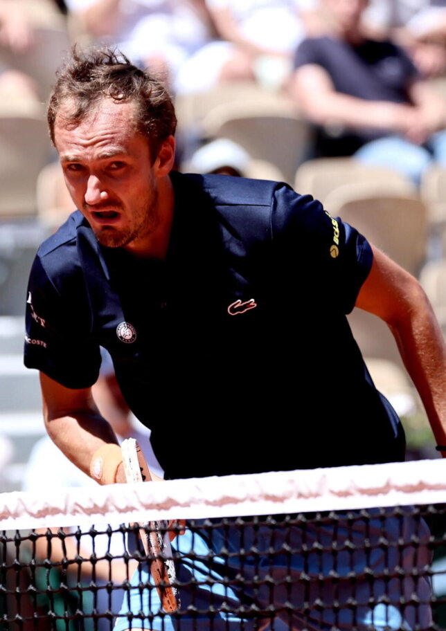 Roland Garros 2026, Medvedev saluta subito Parigi: Walton firma l'impresa e trionfa al quinto set