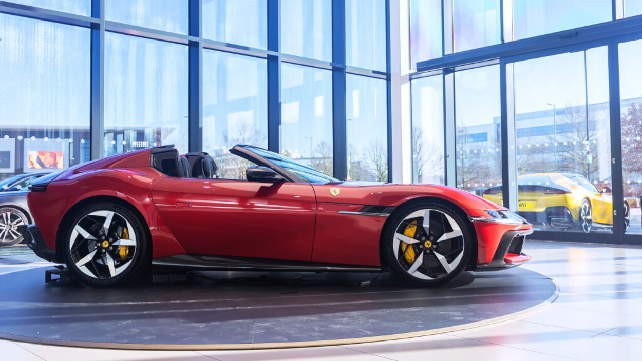 Ferrari oltre la Luce: torna il cambio manuale sui V12