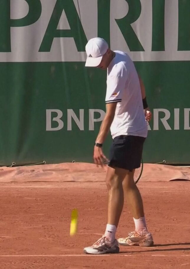 Shock al Roland Garros: Mensik si accascia sul campo