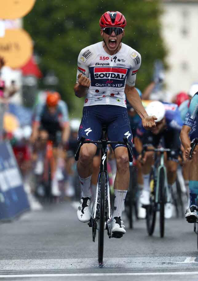 Giro d'Italia, le volate sono tutte francesi: a Pieve di Soligo tris di Magnier. Beffa per l'Italia