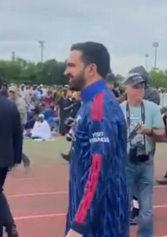Il sindaco di New York Mamdani si presenta con la maglia dell'Arsenal a una festa musulmana