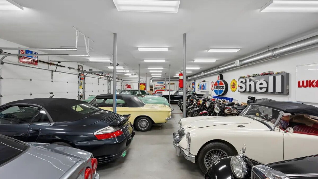 Una casa con dentro 41 automobili è in vendita