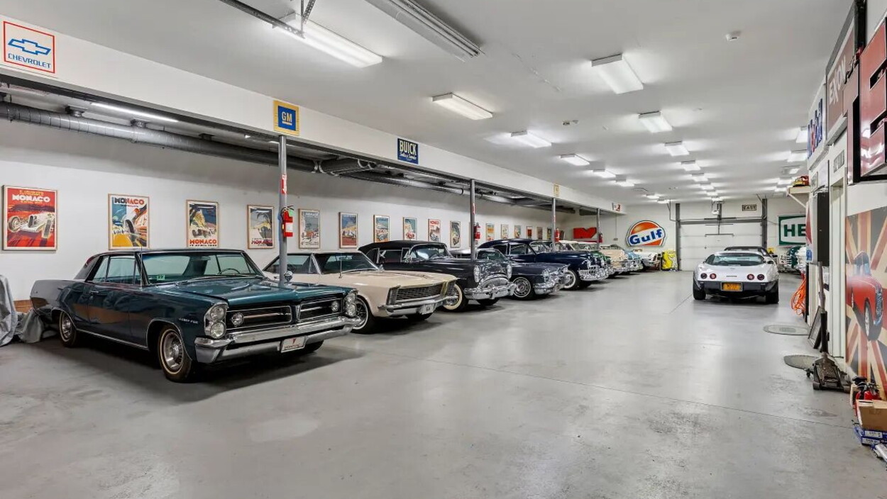 Vendono una casa con dentro 41 automobili