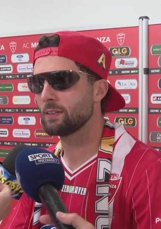 Cutrone, festa con occhiali alla Thuram: "Arrivato qui solo per la A"