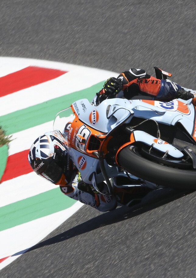 Fernandez apre la doppietta Aprilia nella Sprint davanti a Martin. Giù dal podio Bezzecchi