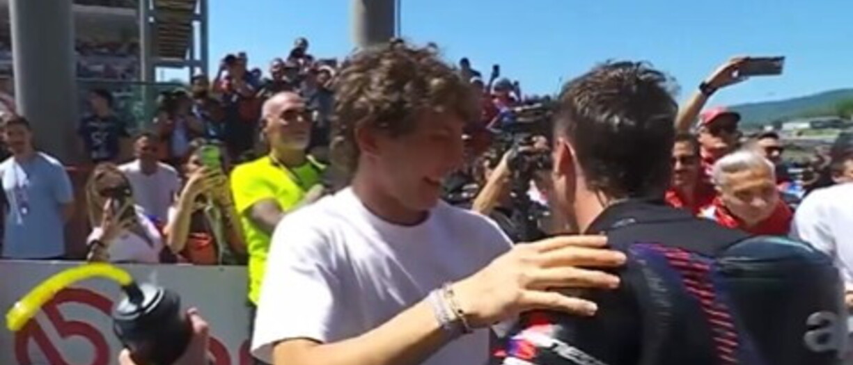 MotoGP, l'abbraccio di Antonelli a Bezzecchi: "Mi fai gasare troppo"