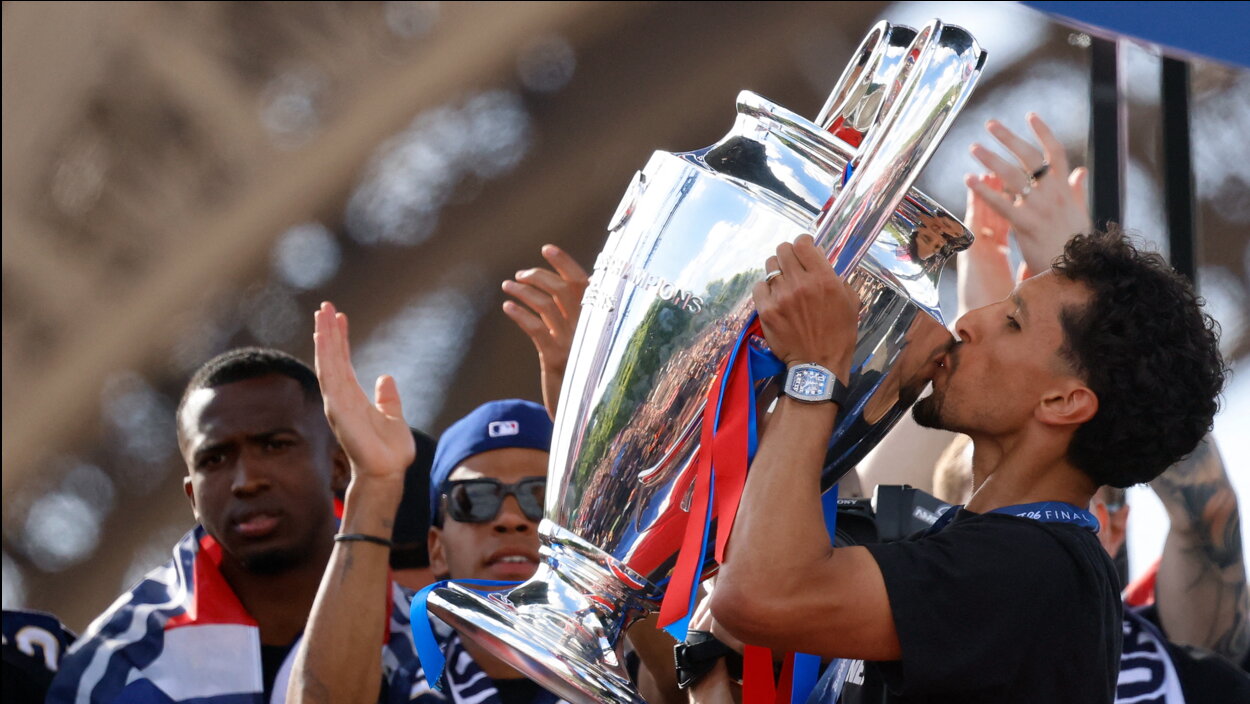 Il Psg riporta la coppa a casa: la sfilata con la Champions sotto la Tour Eiffel