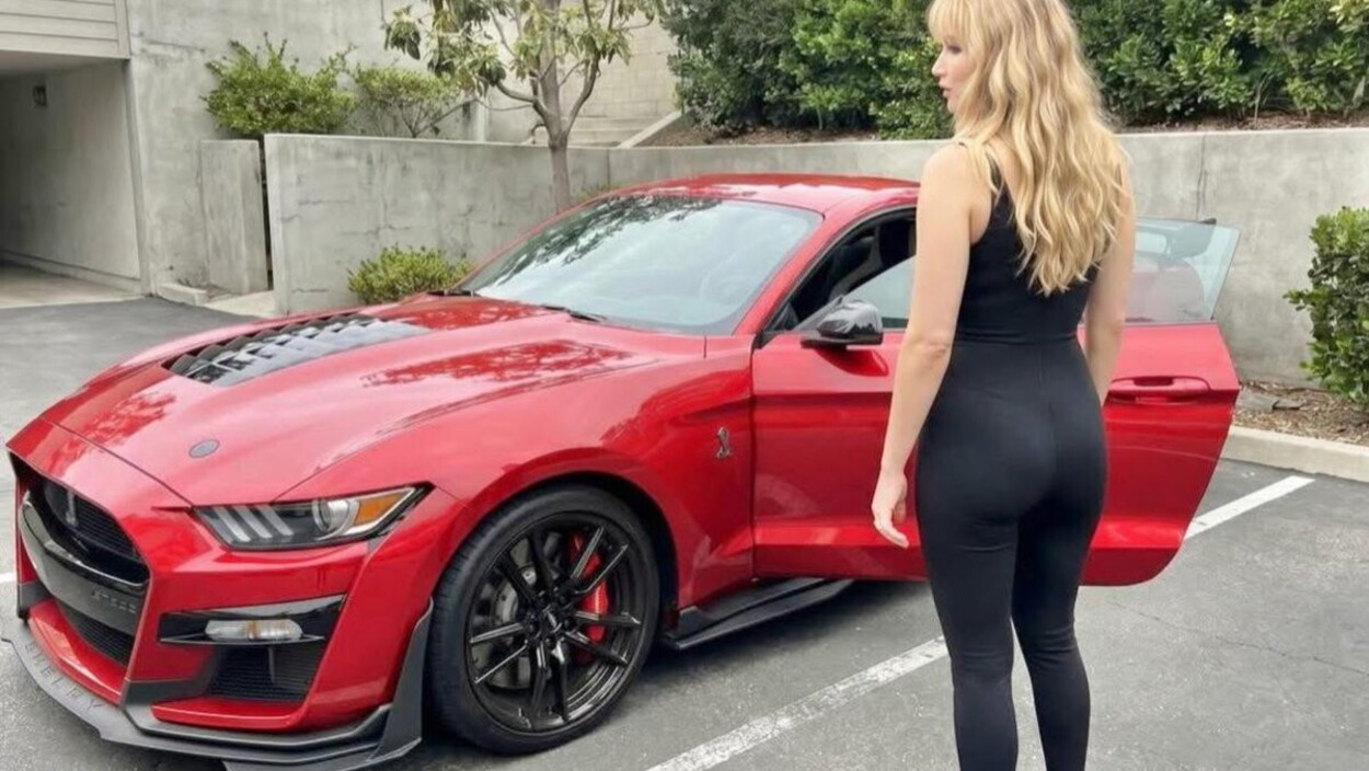 Jennifer Lawrence e la sua nuova Mustang rossa