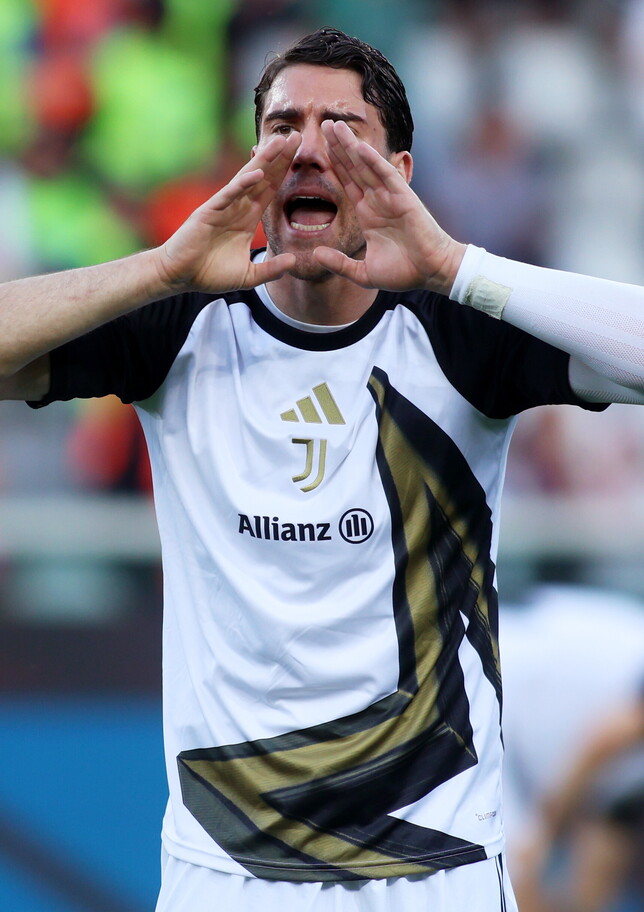 Vlahovic, così ha fatto infuriare la Juve: "Perché mi pagate come David?". Spalletti si arrende e aspetta Kolo Muani, Sorloth e Mateta