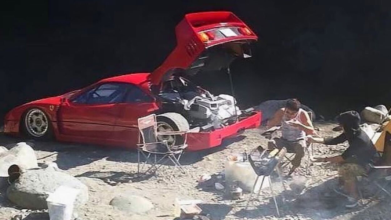 Qualcuno è andato in campeggio con una Ferrari F40