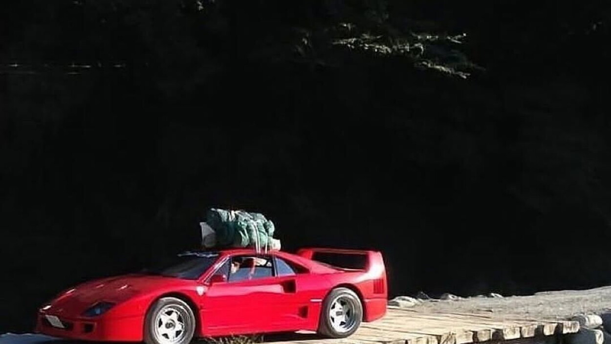 In campeggio con una Ferrari F40