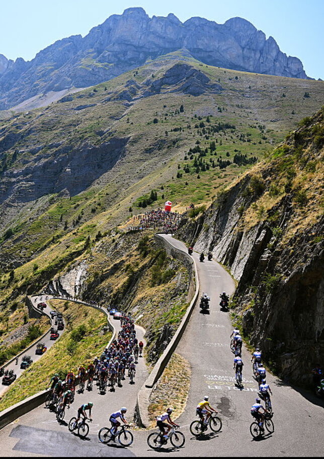 Tour de France, 19a tappa: Pogacar domina l’Alpe d’Huez e batte il record di Pantani