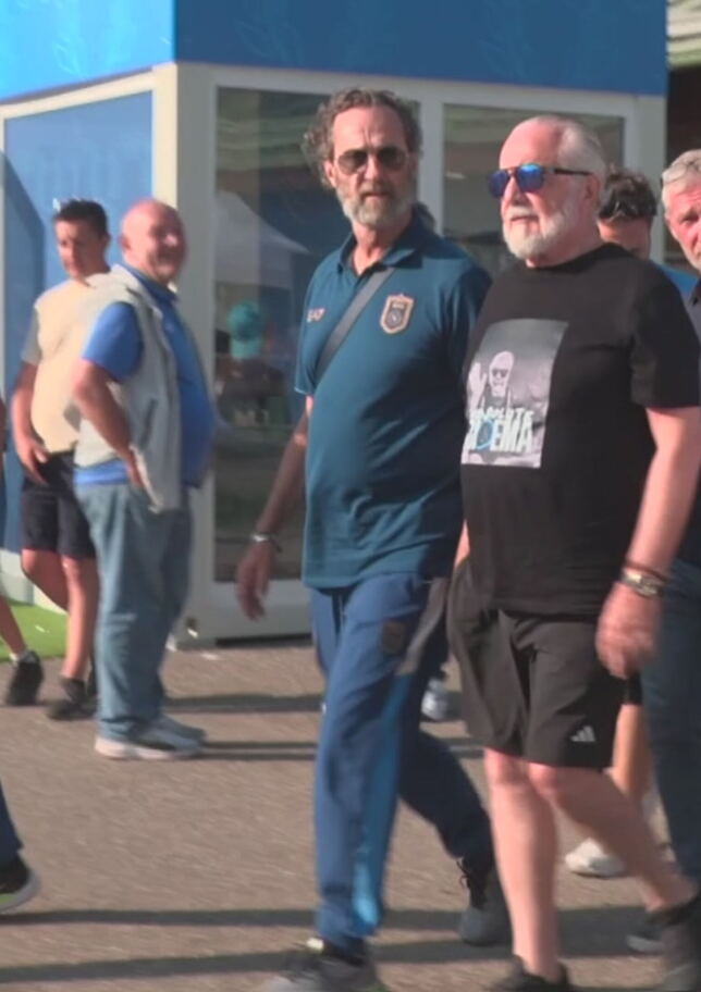Saluti, selfie e autografi: De Laurentiis fa impazzire i tifosi al ritiro di Dimaro