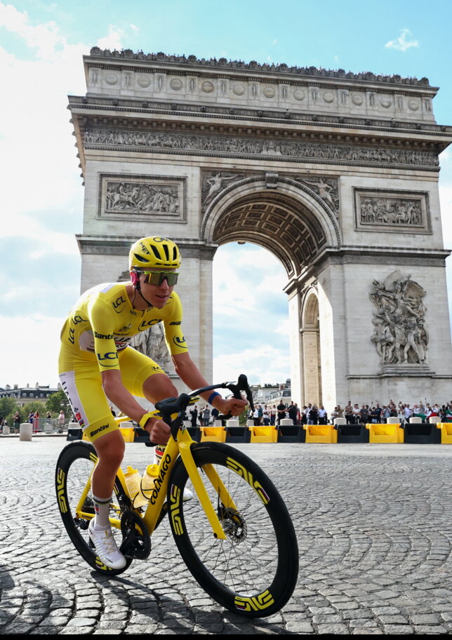 Van der Poel trionfa a Parigi, ma il Tour de France è ancora di Pogacar
