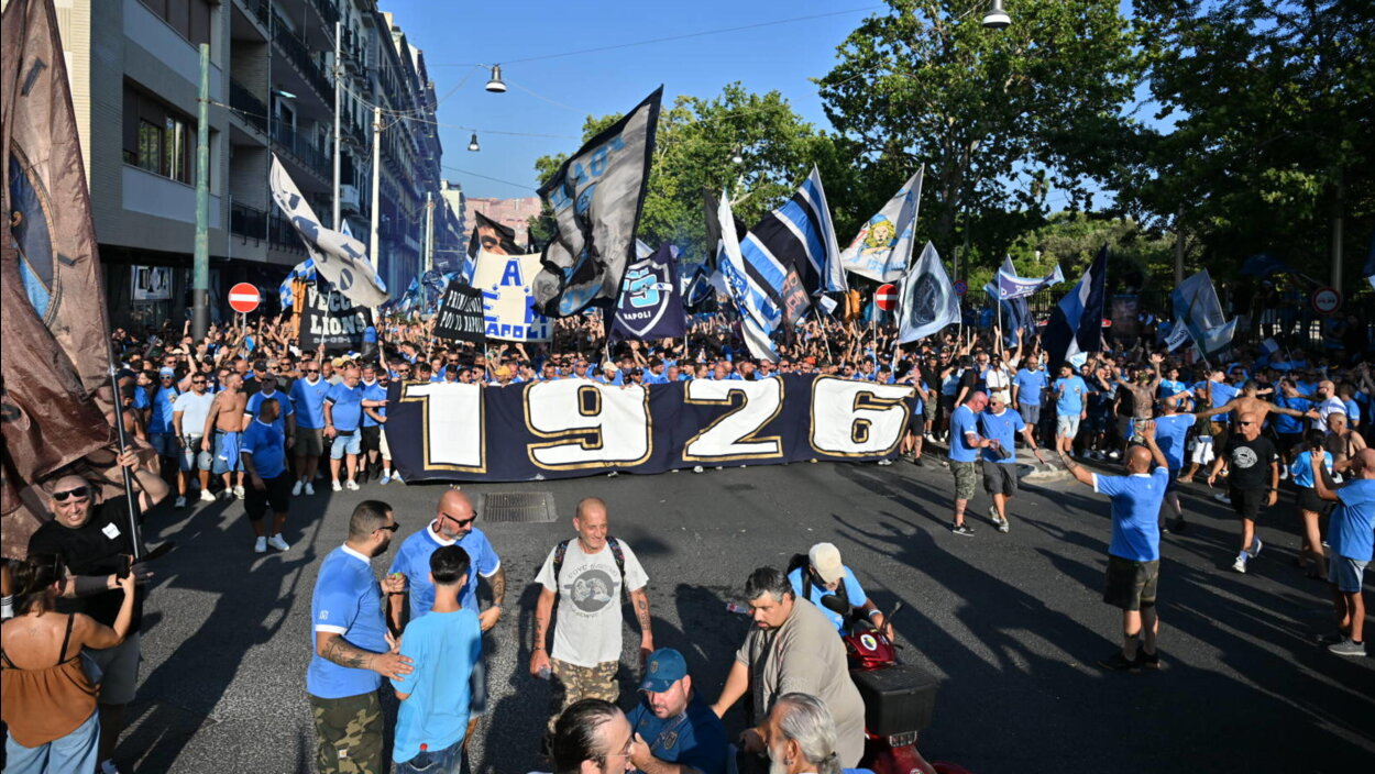 Napoli, mega corteo dei tifosi in centro per i 100 anni del club LE FOTO