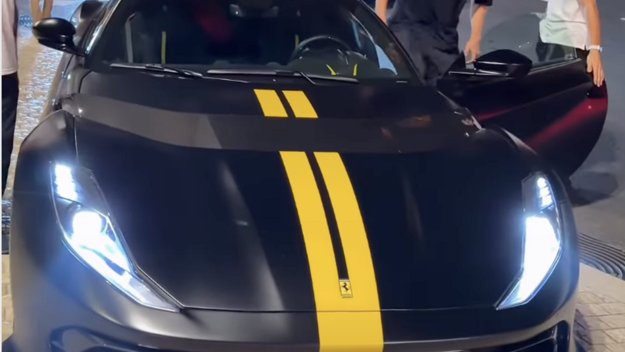 Jannik Sinner si gode le vacanze con la sua Ferrari da 1 milione
