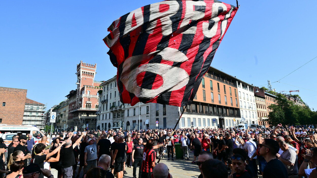 L'ultimo saluto a Baresi: compagni, amici, tifosi ai funerali della leggenda rossonera