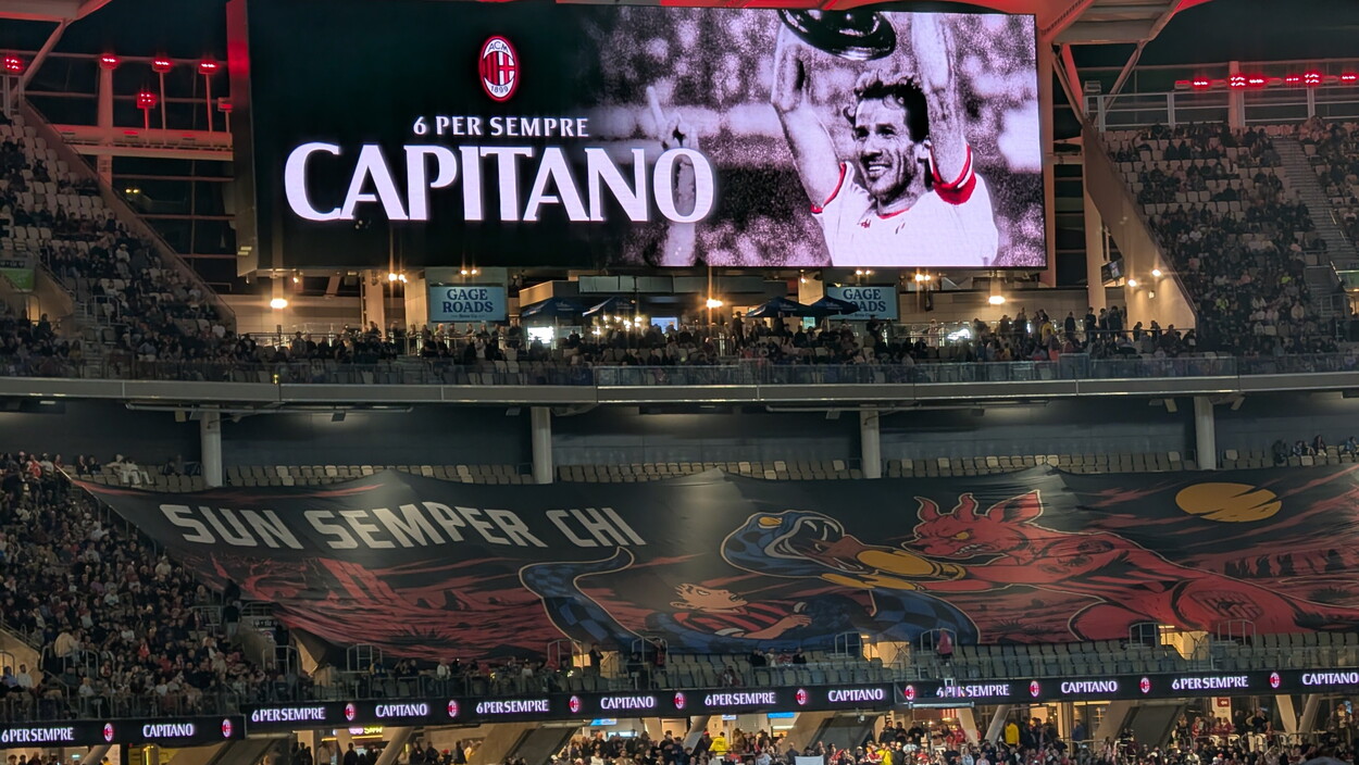 Milan-Inter, minuto di silenzio e coreografia per Franco Baresi LE FOTO