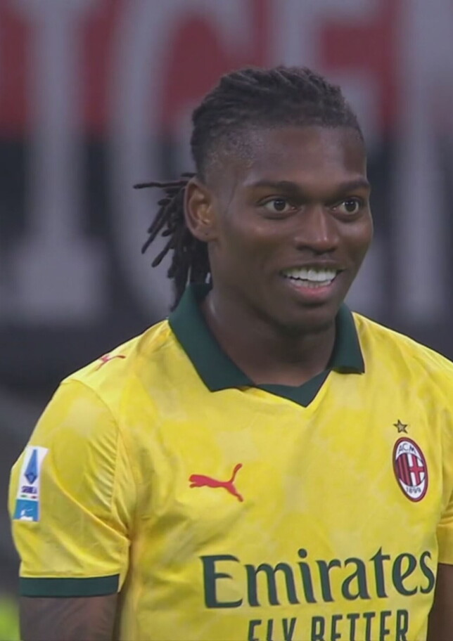 Il Galatasaray prova a convincere Leao a suon di milioni. E il Milan attende il rilancio