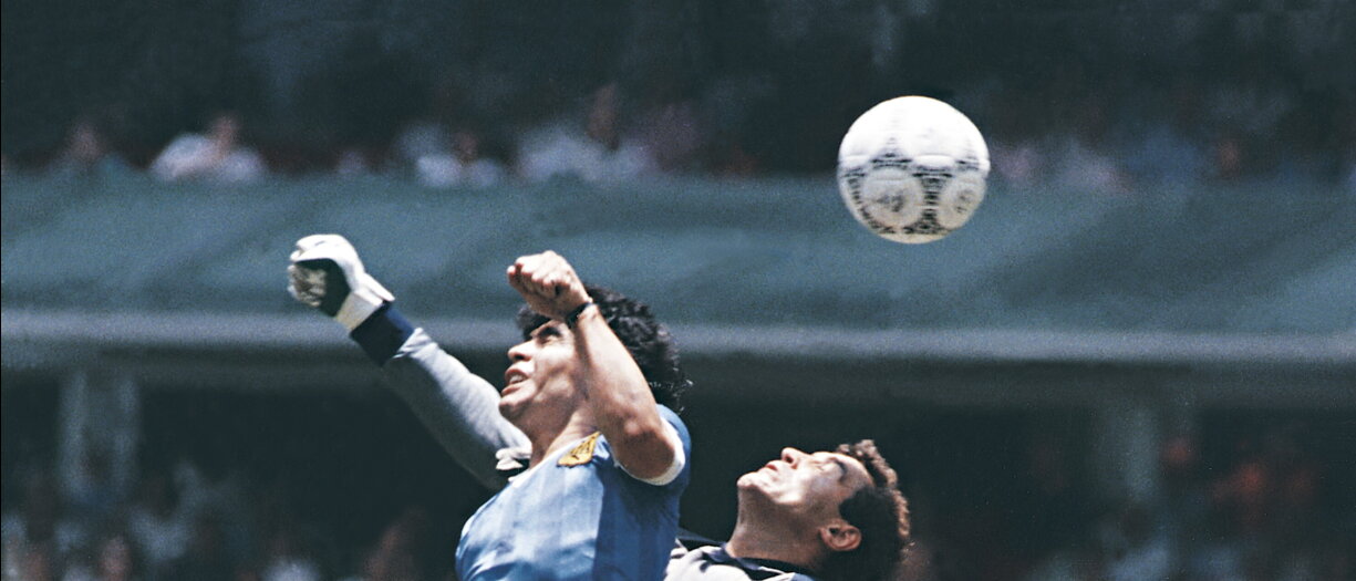 Maradona, va all'asta il mitico pallone della Mano de Dios: si parte da 2.5 milioni di dollari
