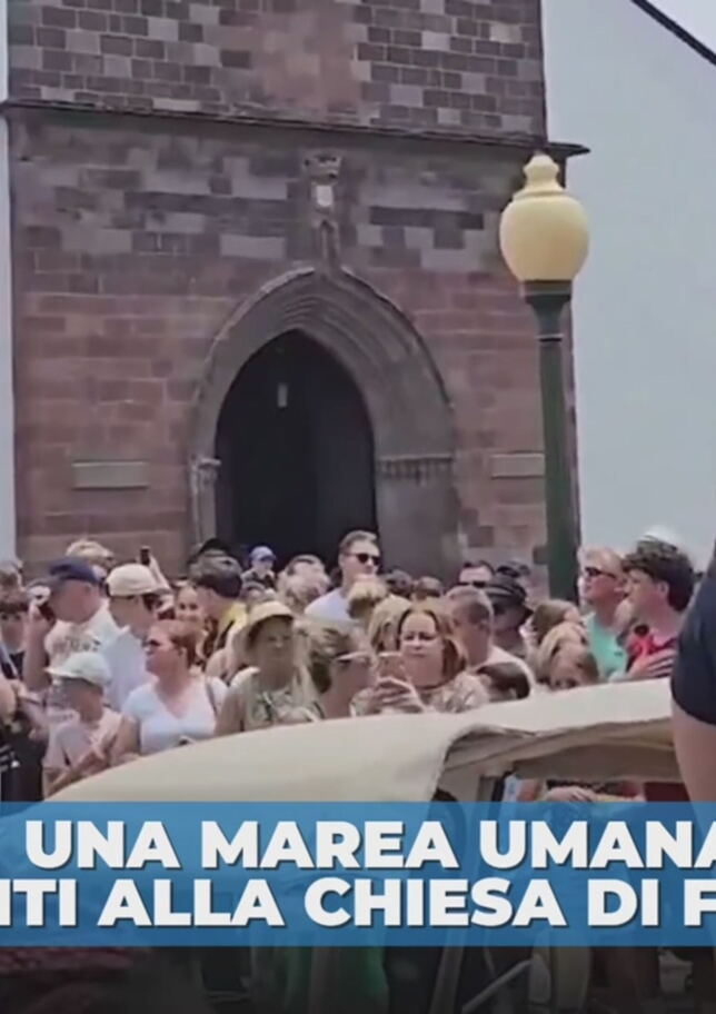 Tifosi in attesa delle nozze di CR7 e Georgina ma si presentano altri sposi
