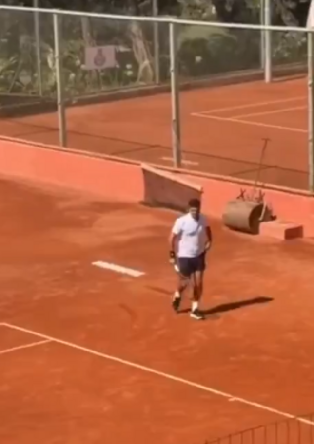 Federer, vacanza italiana nel segno del tennis: in campo sulla terra rossa di Taormina