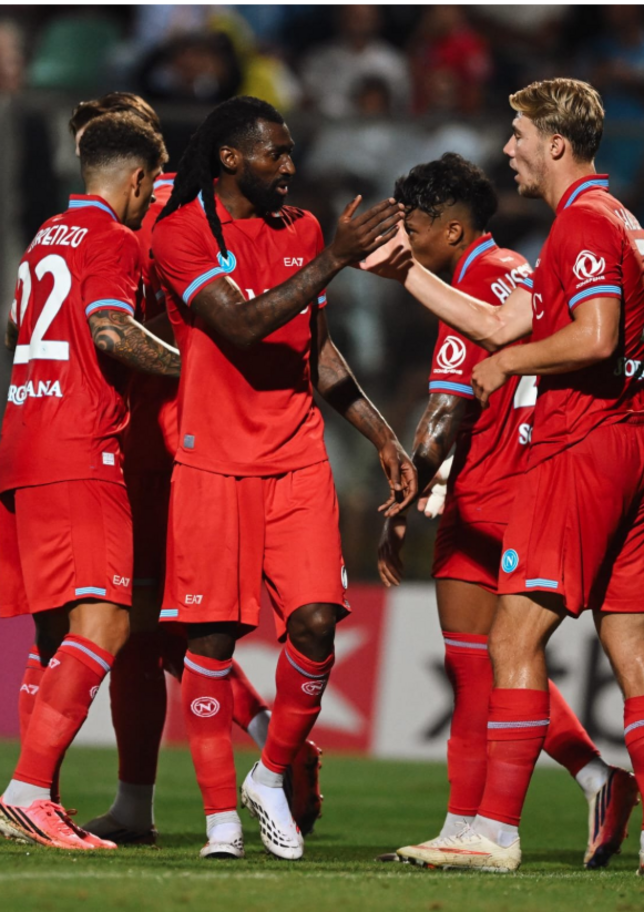 Il Napoli chiude alla grande il ritiro: 6 gol all'Aris Salonicco, doppiette per Lucca e De Bruyne